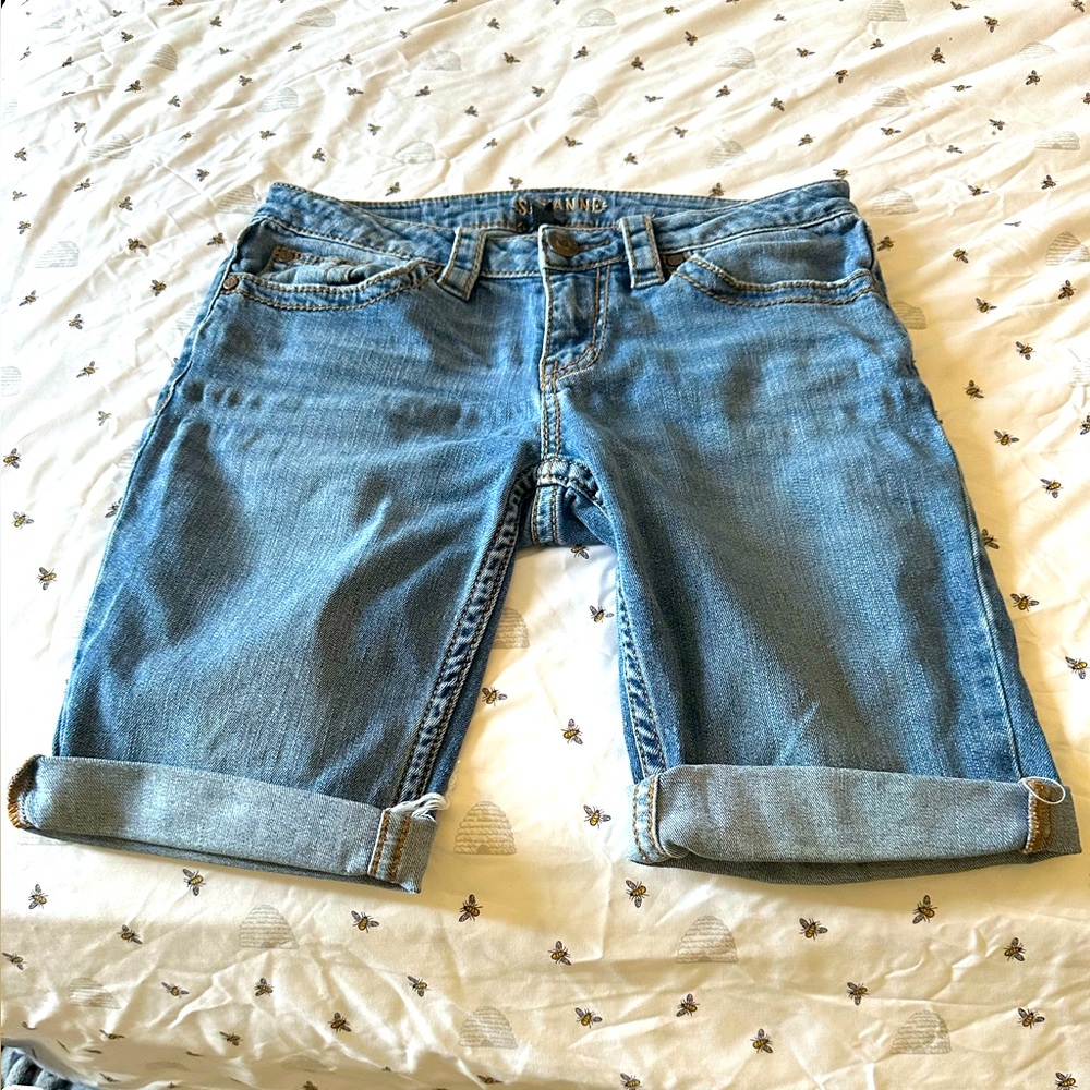 Shyanne Distressed Denim Cut Offs Size 26 Detailed Back Pockets - Summer Ready